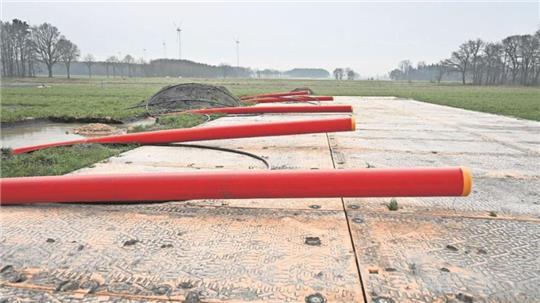 Sechs Leerrohre verschwinden in der Feldmark von Sothel im Erdboden. Hier wird die Stromtrasse Suedlink gebaut.