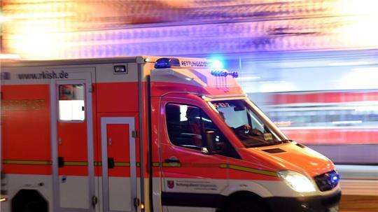 Sechs Menschen werden bei einem Unfall in Stolk verletzt. (Symbolbild)