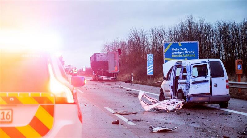 Lkw stößt gegen A1-Brücke: Sechs Verletzte und Vollsperrung Sechs Menschen wurden verletzt.