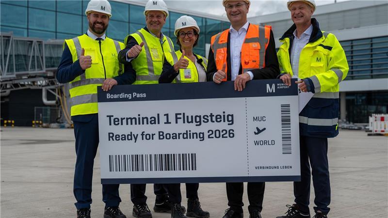 Flughafen München: Platz für sechs Millionen mehr Passagiere Sechs Millionen Passagiere im Jahr entsprechen etwa den Fluggastzahlen des Flughafens Hannover, wie Finanzminister Albert Füracker (in orange) sagt