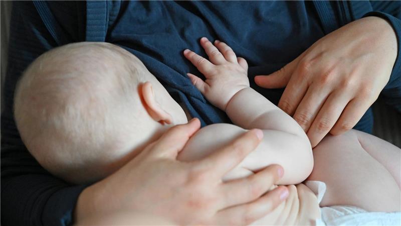 Sechs Monate ausschließlich stillen - diese Empfehlung der Weltgesundheitsorganisation (WHO) zur Ernährung von Babys gilt nun auch in Deutschland. (Symbolbild)