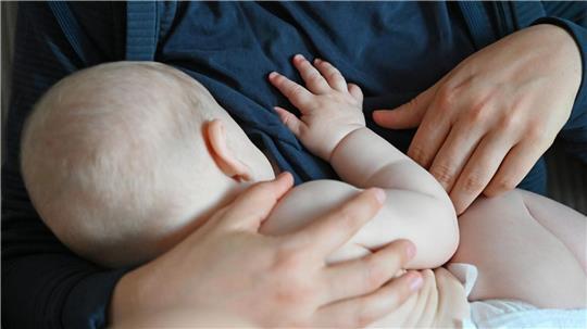 Sechs Monate ausschließlich stillen - diese Empfehlung der Weltgesundheitsorganisation (WHO) zur Ernährung von Babys gilt nun auch in Deutschland. (Symbolbild)