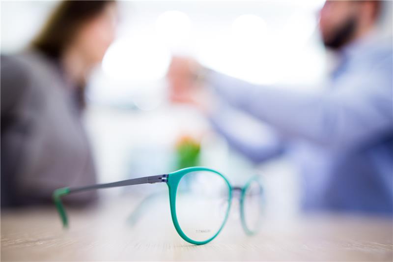 Große Optiker-Ketten fallen im Brillentest durch Sechs Optiker-Ketten hat die Stiftung Warentest unter die Lupe genommen. Gut schneidet keine einzige von ihnen ab. Foto: Rolf Vennenbernd/dpa/dpa-tmn