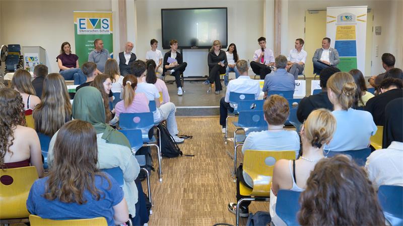 AfD-Mann auf Platz verwiesen: Drochterser Schüler moderieren souverän Sechs Politiker stellten sich den Fragen der Schüler.
