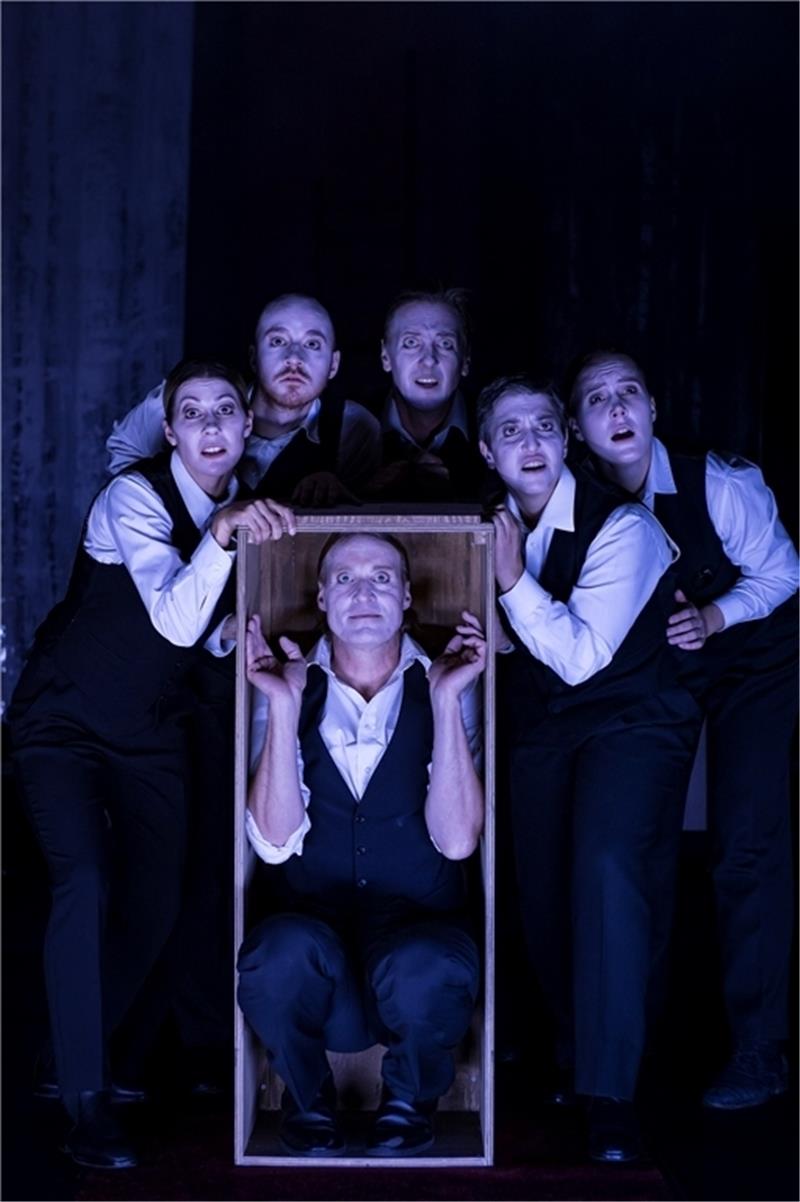 Sechs Schauspielerinnen und Schauspieler führen durch die Geschichte des „Untertan“ Foto: Volker Beinhorn