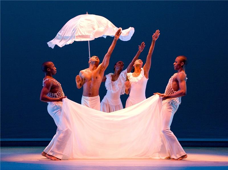 Sechs Tage lang zu Gast auf Kampnagel: Das Alvin Ailey American Dance Theater mit „Revelations“. Foto Nan Melville