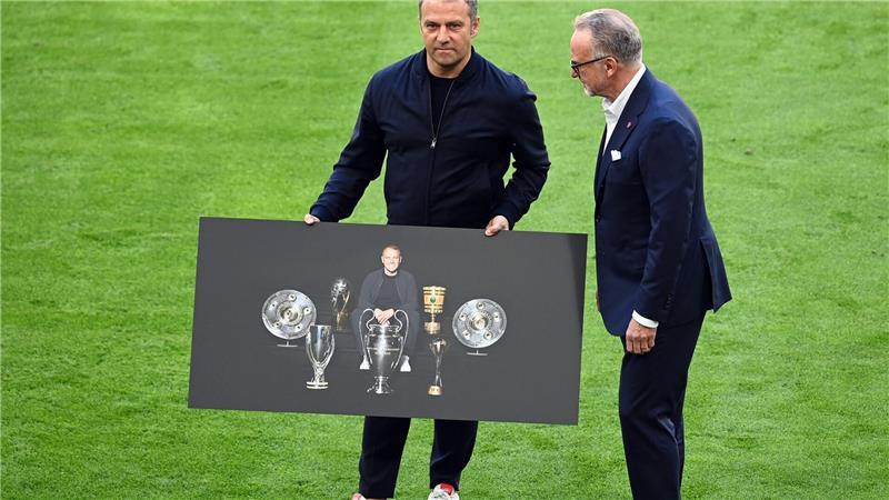 Sechs Titel in einem Jahr: Karl-Heinz Rummenigge bei der Verabschiedung von Erfolgscoach Hansi Flick 2021. (Archivbild)