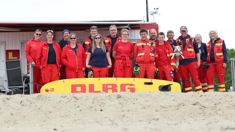 Drochterser DLRG rettet Leben, wo andere Urlaub machen Sechs bis acht Leute sind an den Wochenenden im Schnitt am Strand. Wenn schönes Wetter herrscht, kommen noch mehr.