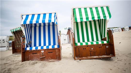 Sechs grün-weiße Strandkörbe, die aus nachhaltigen Materialien produziert sind, befinden sich in diesem Sommer am Inselstrand von Spiekeroog in einem Praxistest. 