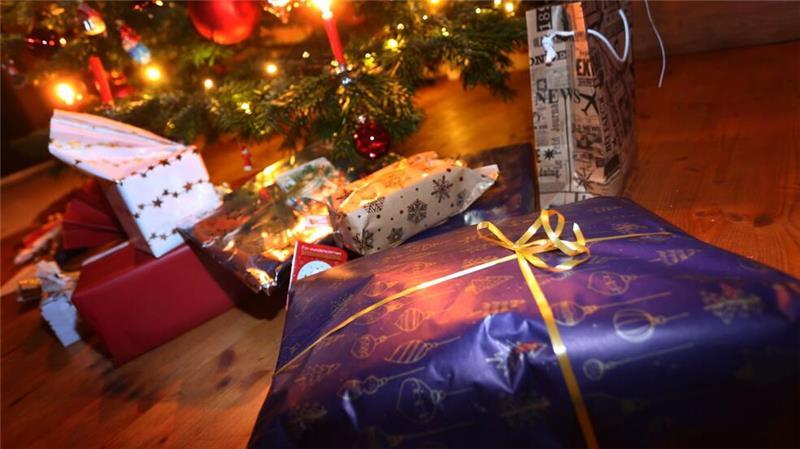 Auch gebrauchtes Spielzeug unter dem Christbaum Secondhand ist beliebt, um Geld zu sparen und um nachhaltiger zu konsumieren.
