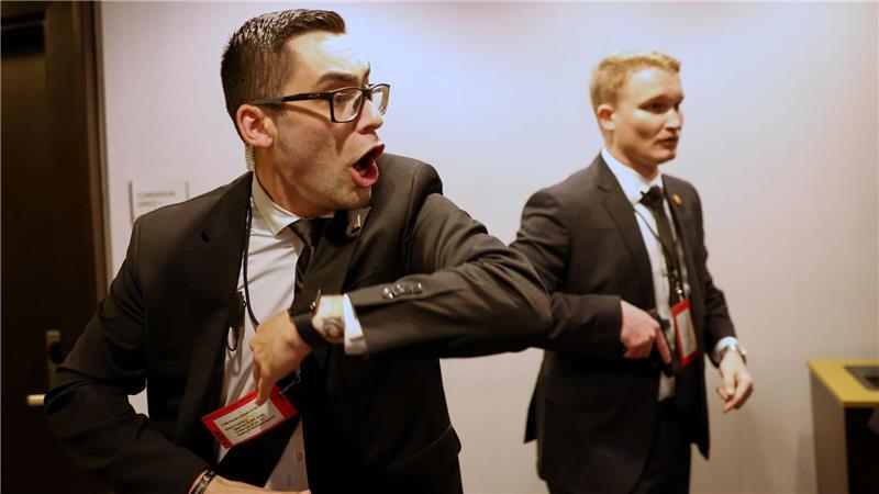 Secret Service Agenten reagieren während des White House Correspondents‘ Dinner in Washington auf einen Vorfall.