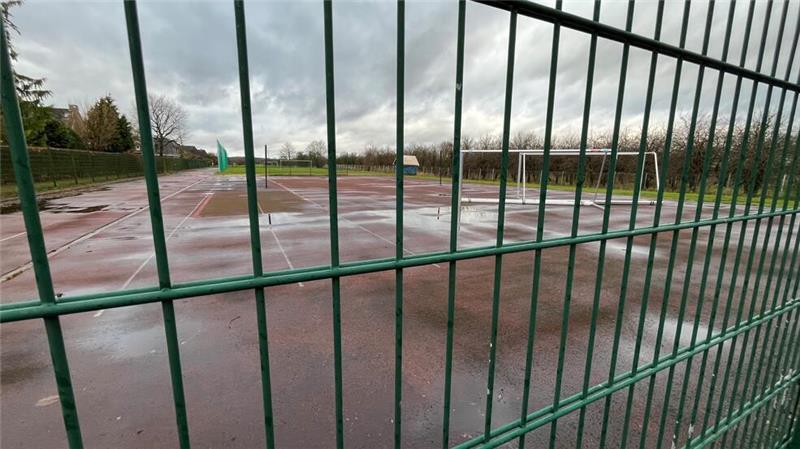 Für neue Wohnungen: Sportanlage in Guderhandviertel soll verkauft werden Seenlandschaft: Blick auf die sanierungsbedürftige Sportanlage Blütenstraße.