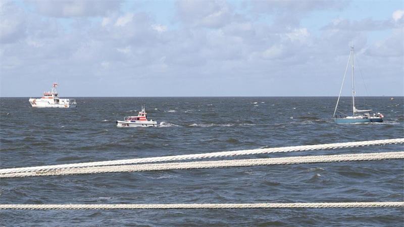Seenotretter der „Anneliese Kramer“ leisten technische Hilfe auf der Elbe: Ein manövrierunfähiges Segelboot wird sicher nach Cuxhaven begleitet.