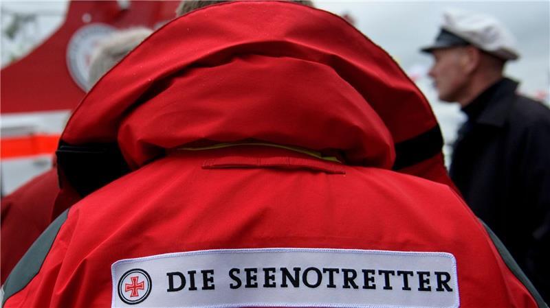 Seenotretter der DGzRS haben der Besatzung eines manövrierunfähigen Schiffes geholfen. (Symbolbild)