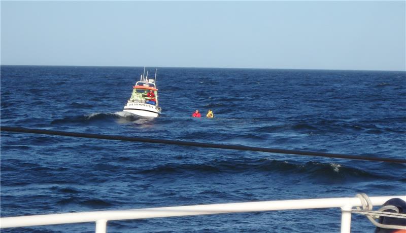 Seenotretter der DGzRS können Peter Sage und seine Ehefrau aus einem Begleitboot retten. Foto: DGzRS/dpa