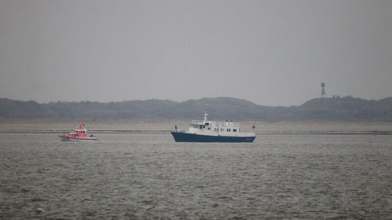 Seenotretter haben Passagiere eines festgefahrenen Beerdigungsschiffes vor Juist geborgen und auf das Festland gebracht.