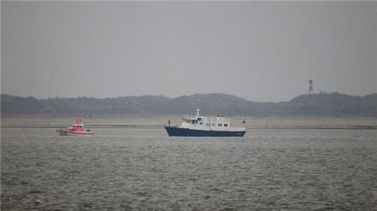 Seenotretter haben Passagiere eines festgefahrenen Beerdigungsschiffes vor Juist geborgen und auf das Festland gebracht.