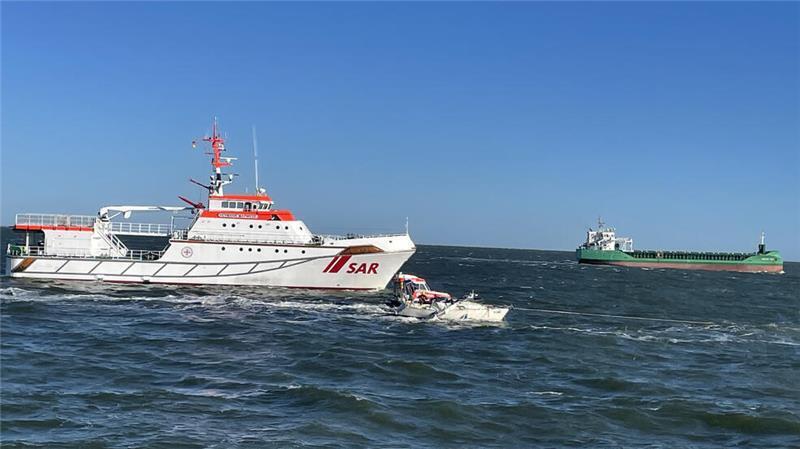 Kollision mit Frachter: Segelyacht auf Außenelbe schwer beschädigt Seenotretter haben nach der Kollision einer Segelyacht mit einem Frachter einen Mann aus der Außenelbe gerettet.