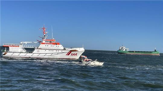 Seenotretter haben nach der Kollision einer Segelyacht mit einem Frachter einen Mann aus der Außenelbe gerettet.