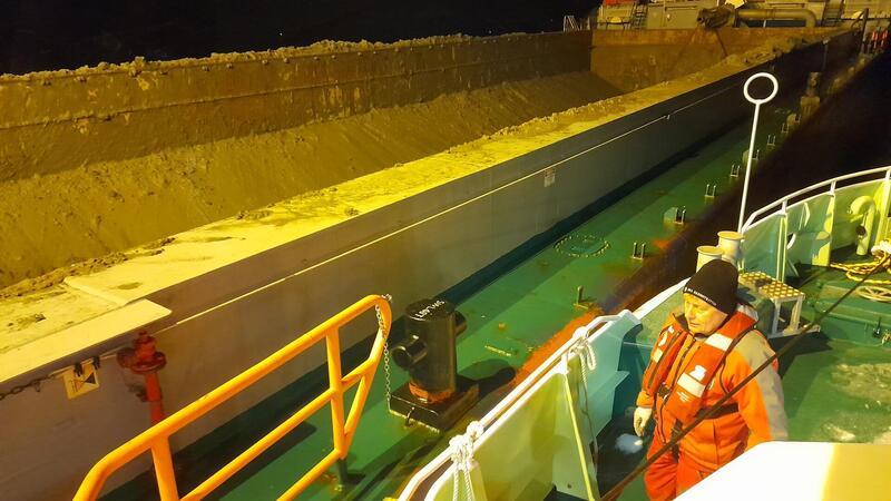 Seenotretter im Einsatz für einen Seemann, der auf der Elbe über Bord von einem Frachtschiff gestürzt war. Seenotrettungskreuzer „Anneliese Kramer“ längsseits am Baggerschiff "Pieter Caland", das den Mann gerettet hat.