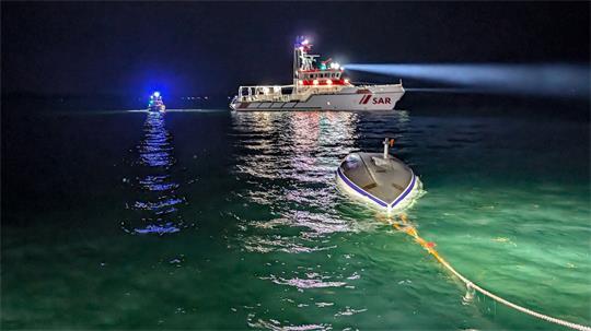 Seenotretter schleppten ein Segelboot Richtung Hafen - da lässt eine Sturmböe das Boot kentern.