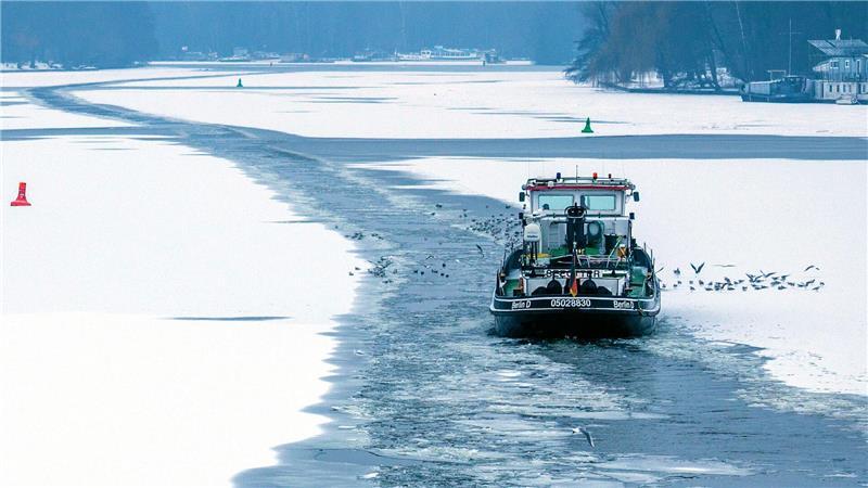 „Seeotter“ im Einsatz: Eisbrecher durchquert gefrorene Spree bei Rummelsburger Bucht in Berlin.