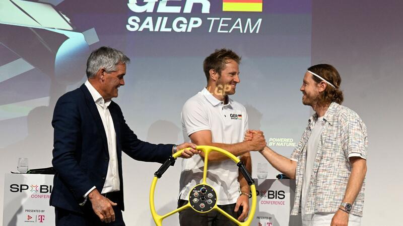 Segel-Ikone Sir Russell Coutts (l-r), Segler Erik Heil und der ehemalige deutsche Formel1-Weltmeister Sebastian Vettel bei der Bekanntgabe, dass Vettel sich zukünftig im Segelsport engagiert.