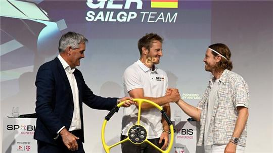 Segel-Ikone Sir Russell Coutts (l-r), Segler Erik Heil und der ehemalige deutsche Formel1-Weltmeister Sebastian Vettel bei der Bekanntgabe, dass Vettel sich zukünftig im Segelsport engagiert.