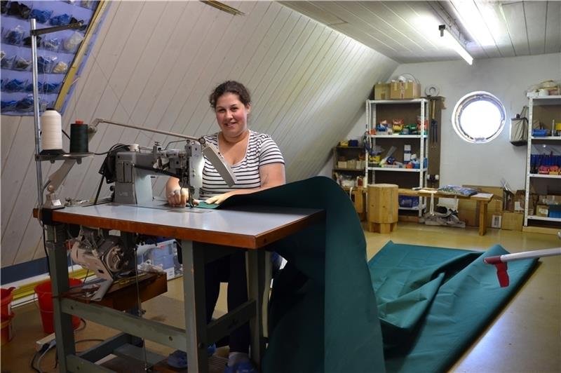 Segelmacherin Jacqueline Sperling an der Nähmaschine in ihrer Segelwerkstatt in Wischhafen. Fotos: Helfferich