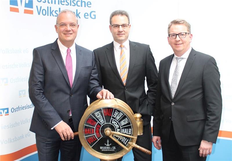 Segeln auf Erfolgskurs : die Vorstände der Ostfriesischen Volksbank, Holger Franz, Georg Alder und Joachim Fecht (von links).