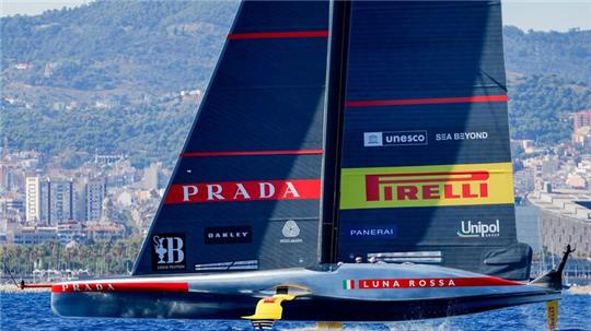 Segelt um die Teilnahme am 37. America’s Cup: das AC75-Boot des italienischen Luna Rosa Prada Pirelli Teams.