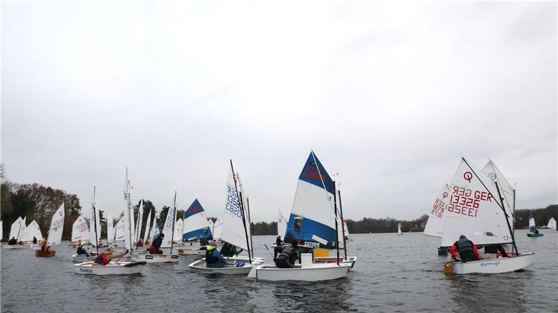 Segler in Optimisten-Jollen.