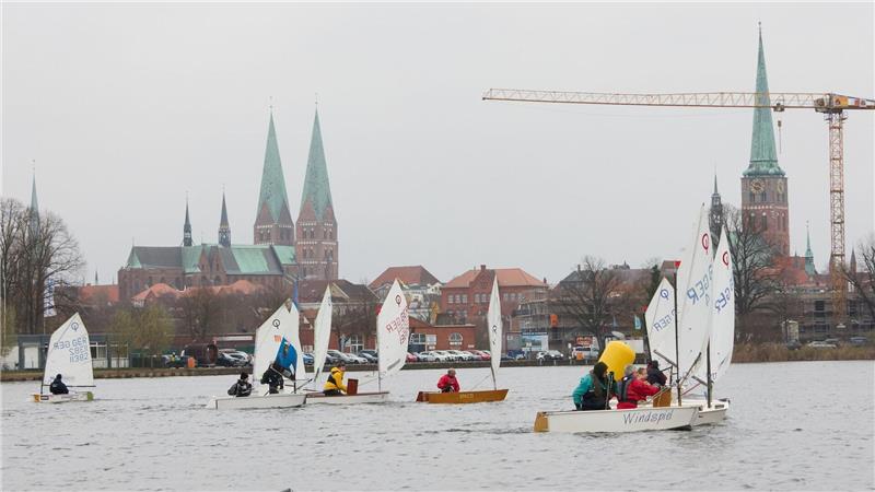 Segler in kleinen Jollen nehmen an der „Eisarschregatta“ des Lübecker Yacht-Clubs teil. 