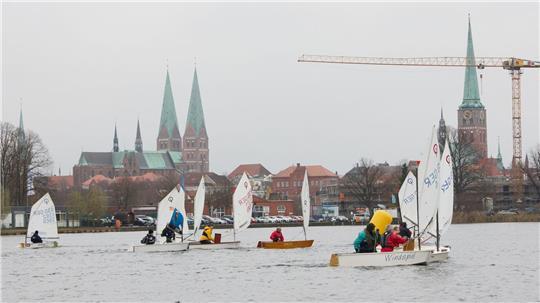 Segler in kleinen Jollen nehmen an der „Eisarschregatta“ des Lübecker Yacht-Clubs teil. 