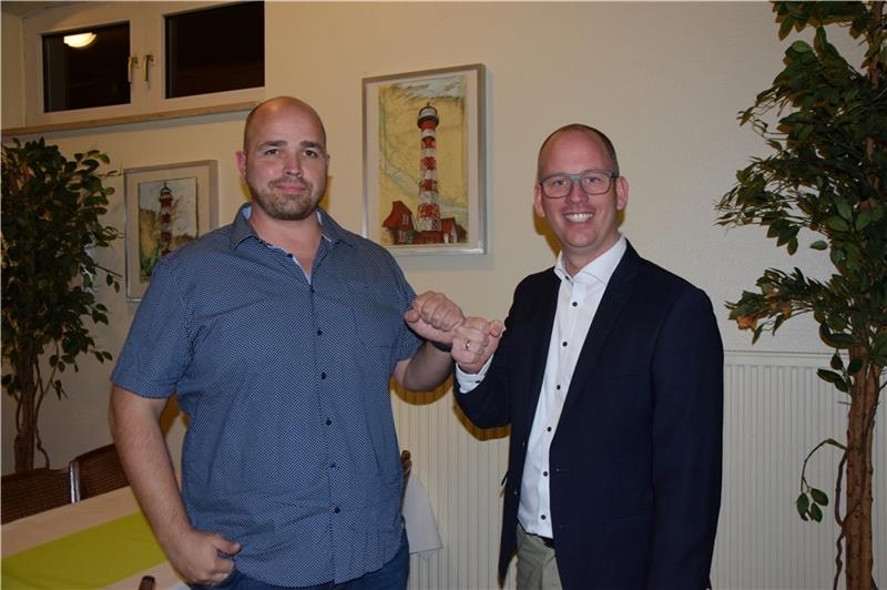 Politik-Neulinge bilden das neue Bürgermeister-Duo in Grünendeich Sehen sich als „dynamisches Power-Duo“: Bürgermeister Nikolai Müller (CDU) und Vize Helge Flöge (von links) von den Grünen. Foto: Battmer