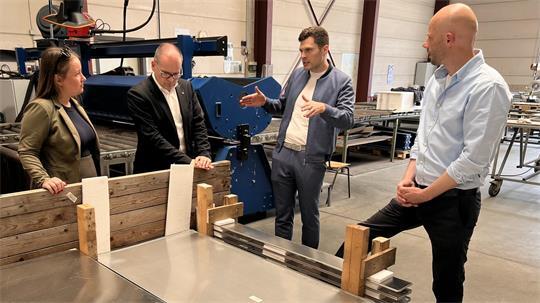 Sehen sich feinste Bleche für den Bahnfahrzeugbau an (von rechts): Hilko Ruhr, Sören Richter, Minister Tonne und Abgeordnete Corinna Lange.