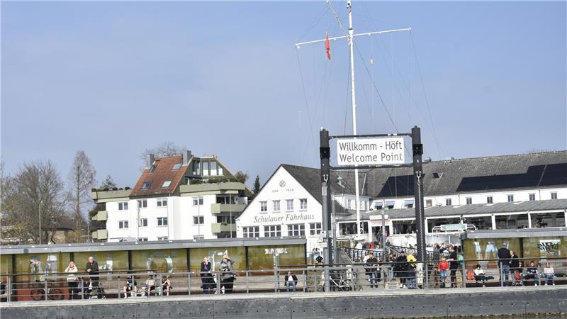 Mit einem über 100 Jahre alten Zweimaster von Buxtehude nach Stade Sehleute am Schulauer Fährhaus.