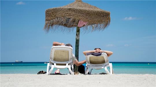 Sehnsucht nach Strand: Viele Menschen buchen im kalten Januar ihren Sommerurlaub.