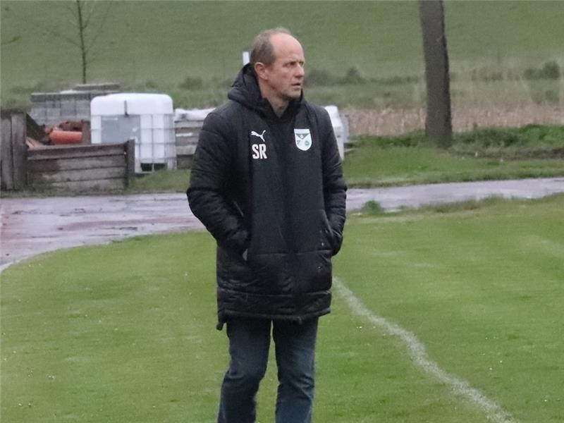 Sehr angespannt vor dem wichtigen Kehdinger Derby: FC-Trainer Stefan Raap.