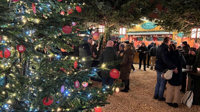 Sehr gemütlich: der Weihnachtswald auf dem Petri-Platz in Buxtehude.