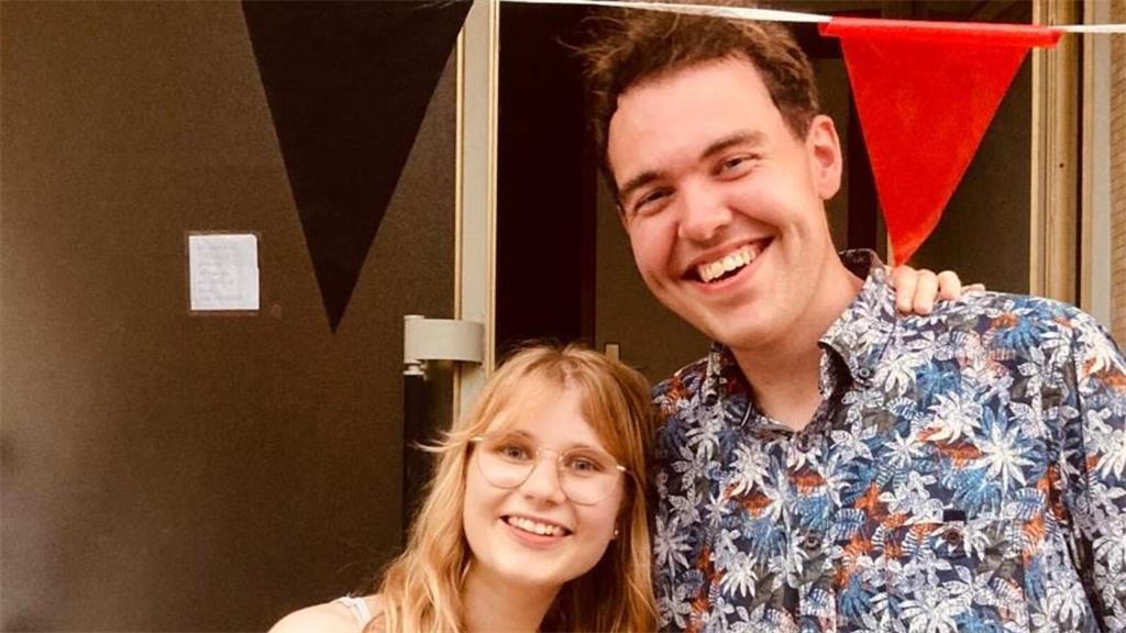 „Sehr gut, wir tanzen nonstop bei der Vinyl-Party in der Brüggerei.“  Alina und ...