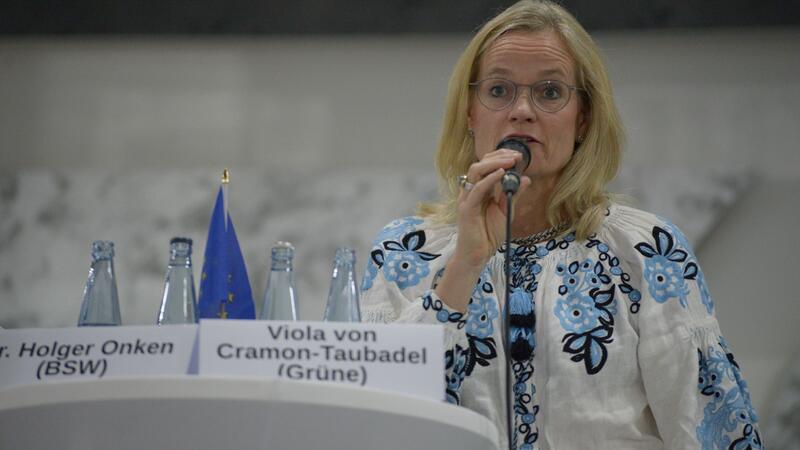 Politikerstreit bei Podiumsdiskussion: Warum ein BBS-Schüler den größten Applaus bekam Sehr klare Kante gegen Putin: Viola von Cramon-Taubadel verteidigte die Waffenlieferung an die Ukraine als Schutz gegen Mord, Vergewaltigung und Kinderverschleppung.