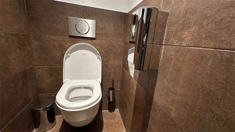 Sehr modern, hochwertig und neu wirken die Toilettenkabinen im historischen Stader Rathaus.
