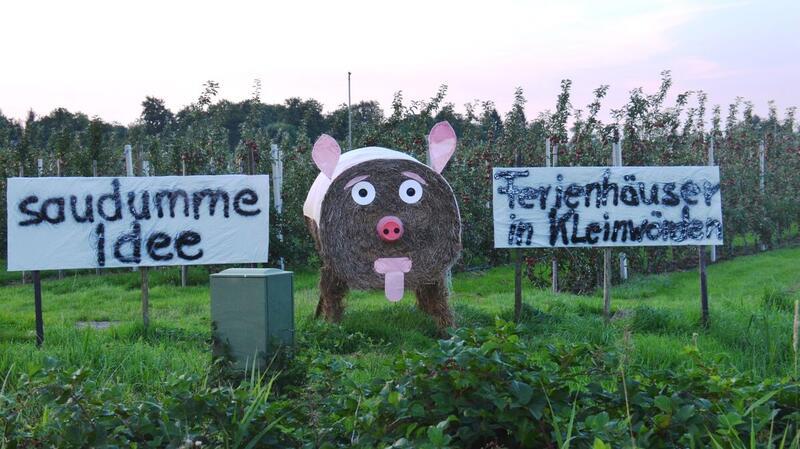 Umstrittene Ferienhäuser in Hechthausen: Gericht spricht Machtwort Sehr plakativ äußern die Kritiker seit vielen Jahren ihren Unmut über die „Mühlenhof“-Ferienhaussiedlung in Hechthausen-Kleinwörden.