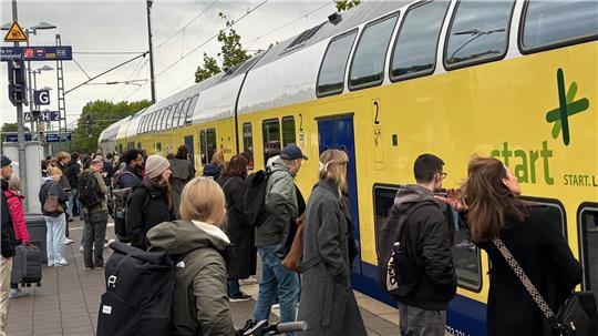 Sehr viele Berufspendler setzen auf den Regionalzug, um von Buxtehude zu ihren Arbeitsstellen in Harburg zu gelangen.