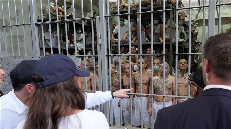 Sehr viele Menschen in einem Käfig - US-Heimatschutzministerin Kristi Noem schaut sich den Terror-Knast in El Salvador an. Die USA hatten eine Gruppe Häftlinge abgeschoben, die angeblich alle einer Gang angehören sollen.