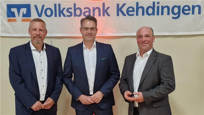 Sehr zufrieden mit der Entwicklung der Volksbank Kehdigen (v. l.): Lars Keitsch (Bereichsleiter Firmenkunden Kehdingen), Georg Alder (Vorstandsvorsitzender Ostfriesische Volksbank eG) und Björn Großmann (Bereichsleiter Privatkunden Kehdingen).