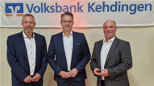 Sehr zufrieden mit der Entwicklung der Volksbank Kehdigen (v. l.): Lars Keitsch (Bereichsleiter Firmenkunden Kehdingen), Georg Alder (Vorstandsvorsitzender Ostfriesische Volksbank eG) und Björn Großmann (Bereichsleiter Privatkunden Kehdingen).
