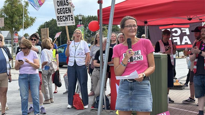 Lieber bunt statt braun: Horneburg setzt ein Zeichen für Vielfalt „Seid mutig, wir sind so viele mehr“, sagte Katrin Hauschildt vom Bunten Block Buxtehude.