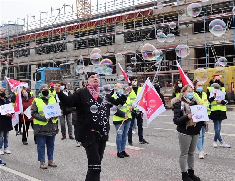 Seifenblasenprotest der Beschäftigten vor der Otto-Zentrale in Bramfeld. Foto: Markus Lorenz